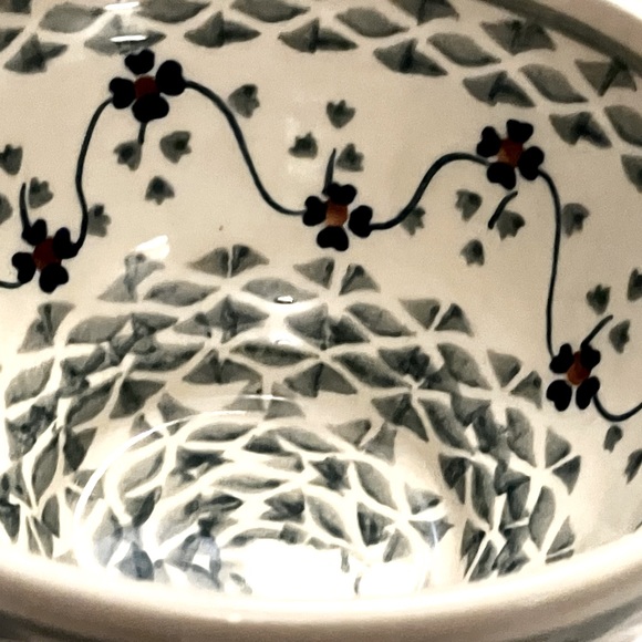 Boleslawca Polish Pottery Fluted Bowl Woven Pansies - Picture 5 of 6